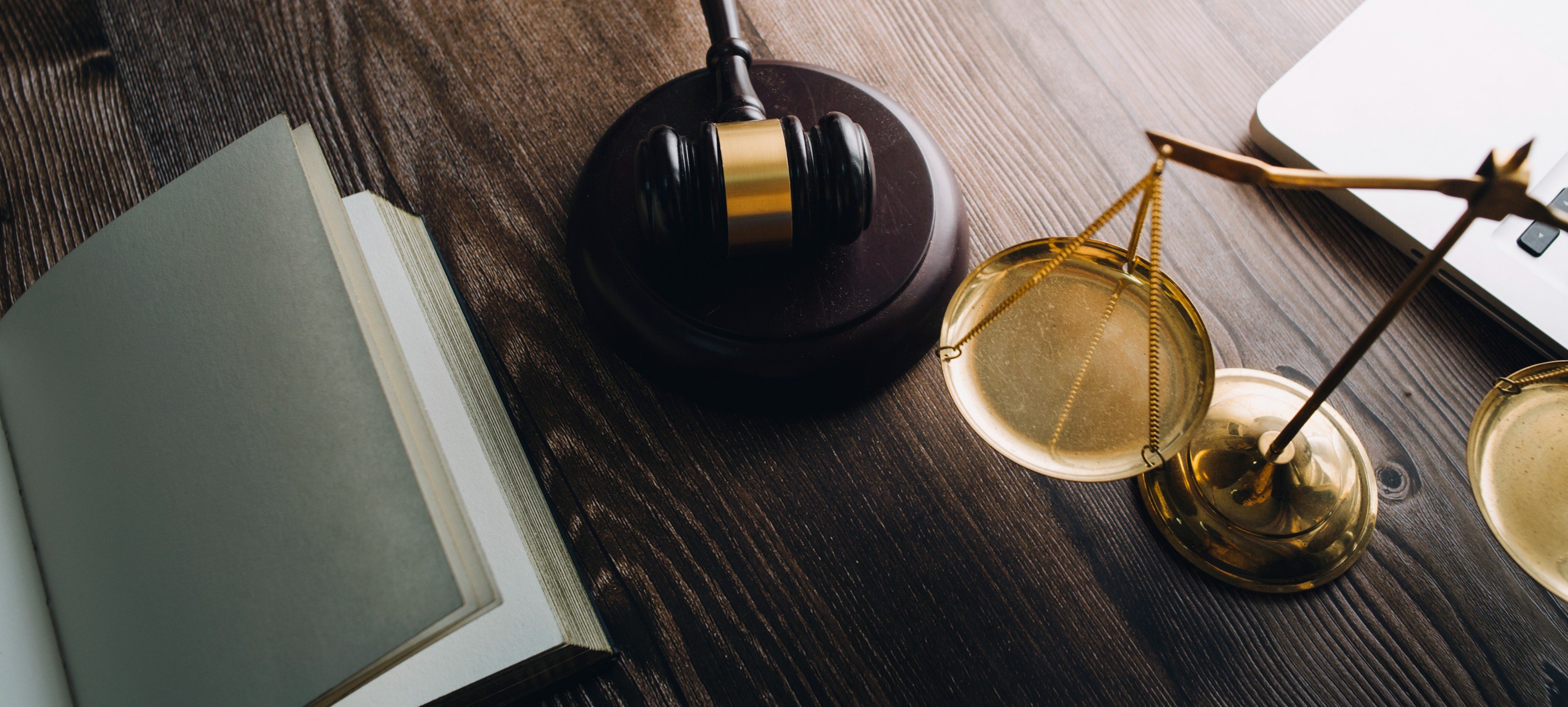 Livro, martelo e balança da justiça